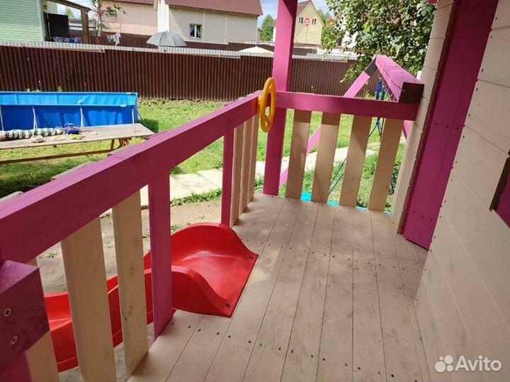 Детский деревянный домик на сваях