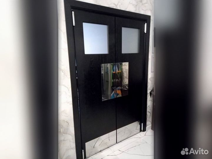 Дверь маятниковая в кафе