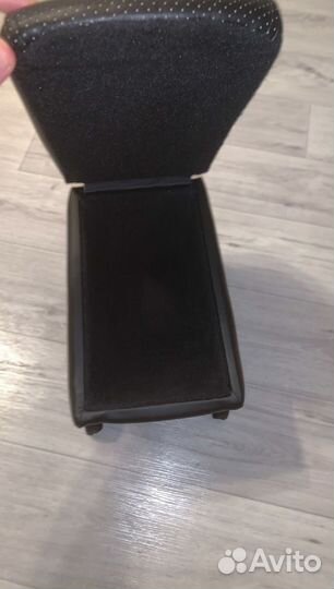 Подлокотник для машины