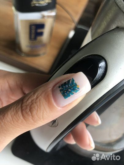 Услуги ногтевого сервиса : маникюр, педикюр