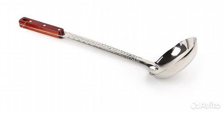 Средний половник с деревянной ручкой