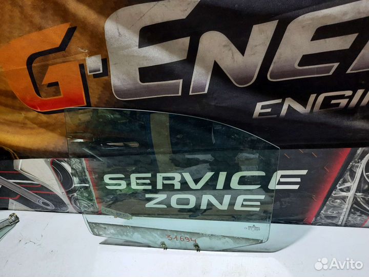 Стекло задней левой двери Mitsubishi Carisma хетчб