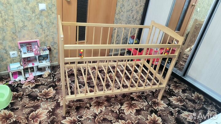 Детская кроватка с маятником