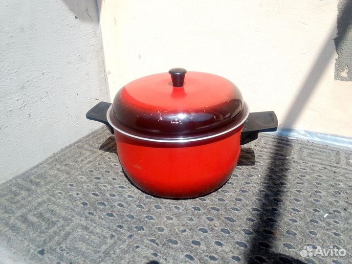 Продам кастрюлю c антипригарным покрытием