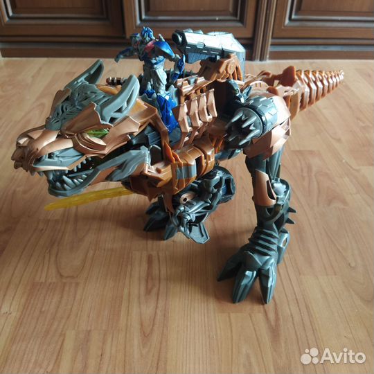 Огромный трансформер от Hasbro