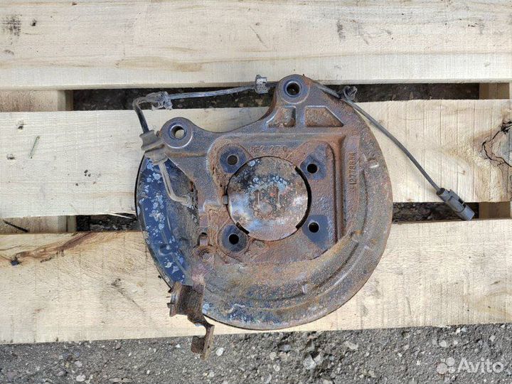 Скоба суппорта задняя правая Opel Astra J A16XER