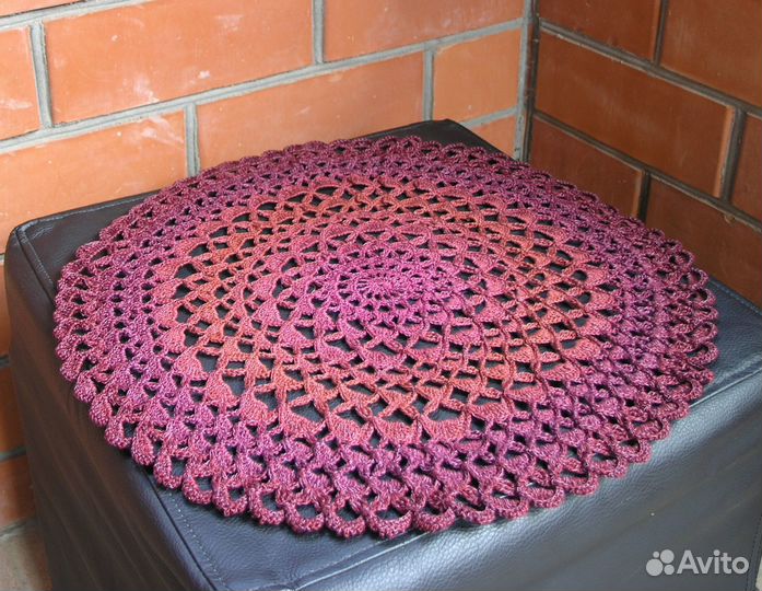 Салфетка круглая вязаная бордовая Ручная работа