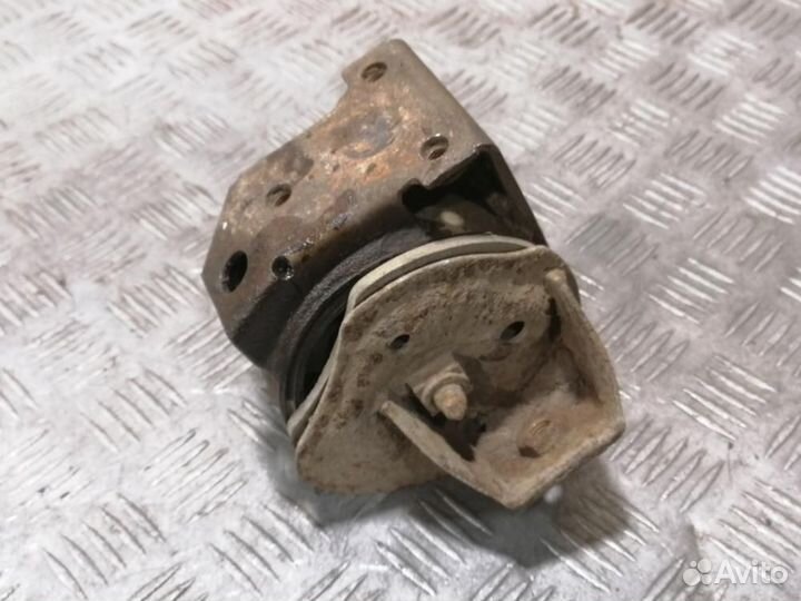 Опора двигателя правая Volkswagen Passat b3 b3