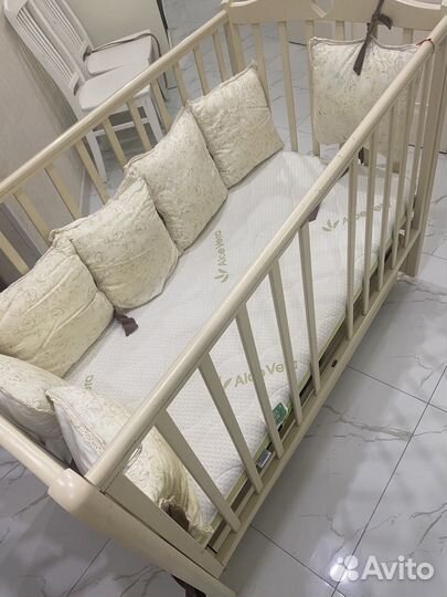Детская кроватка с маятником фирмы 