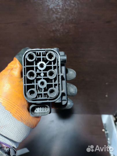 Блок клапанов пневмоподвески Volkswagen Touareg NF