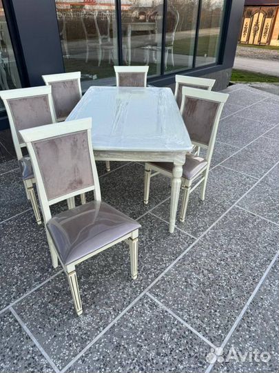 Стол и стулья