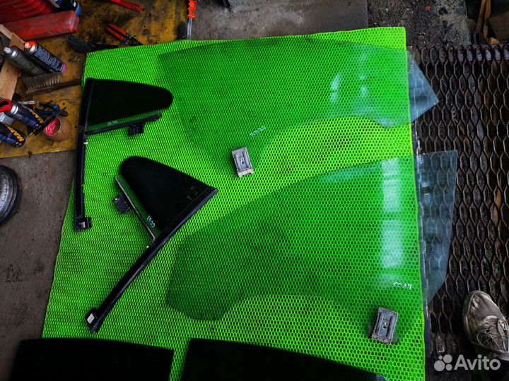 Стекло двери боковой для VW Passat CC 08-17