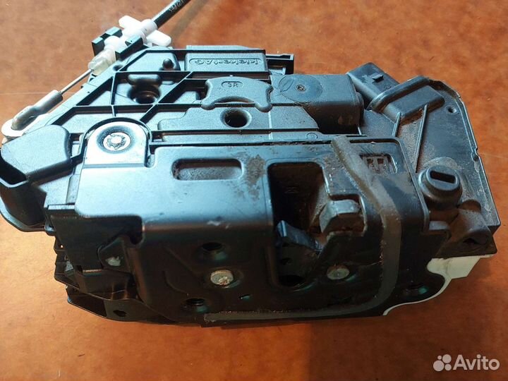 Замок задней правой двери Skoda Fabia 2