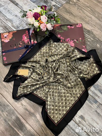 Шелковый платок Gucci пчелки в упаковке бренда