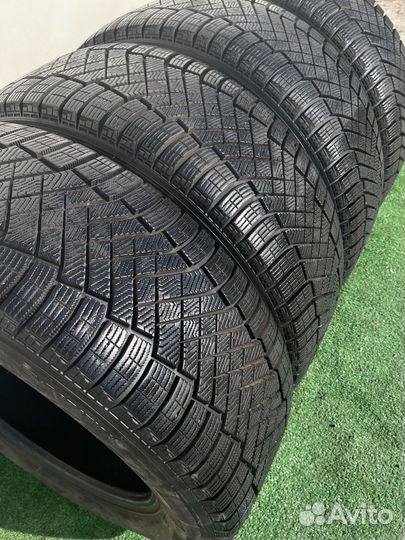 Pirelli Ice Zero FR 255/55 R19 111H