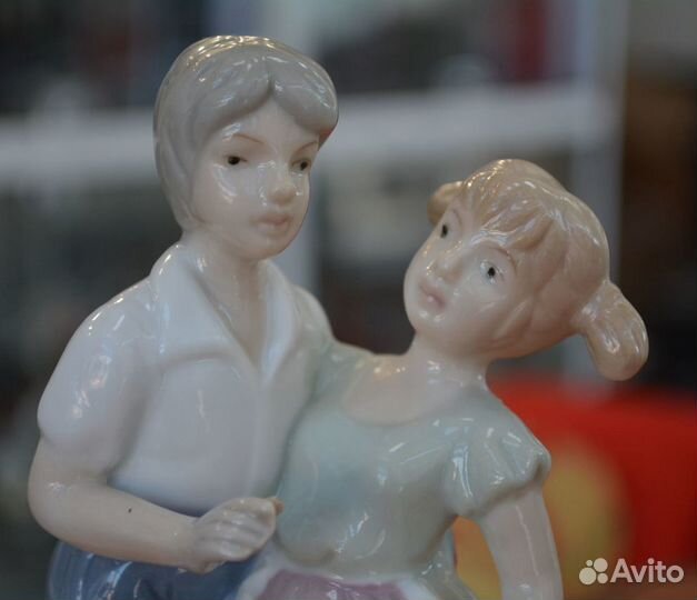 Фарфоровая статуэтка- влюбленная парочка (свидани