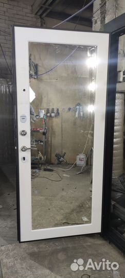 Дверь входная с зеркалом