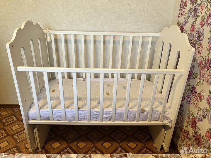 Детская кроватка с маятником