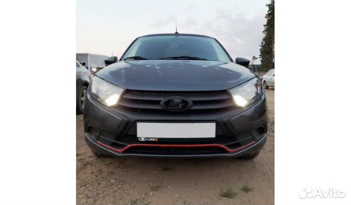 Накладка на передний бампер Гранта FL - красная