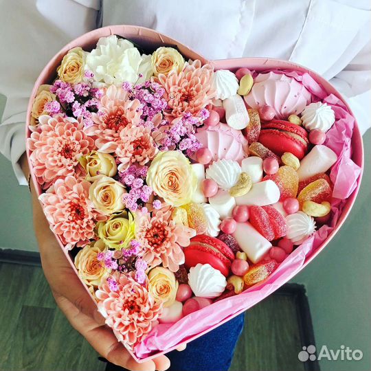 Коробка с цветами и сладостями