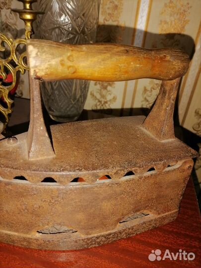 Старинный угольный утюг