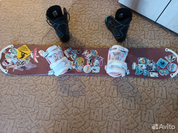 Сноуборд с креплениями и ботинками