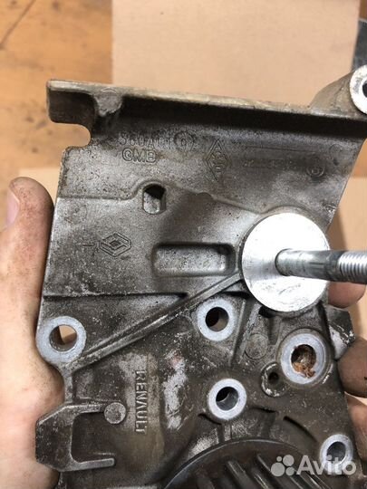 Помпа Renault sandero 1