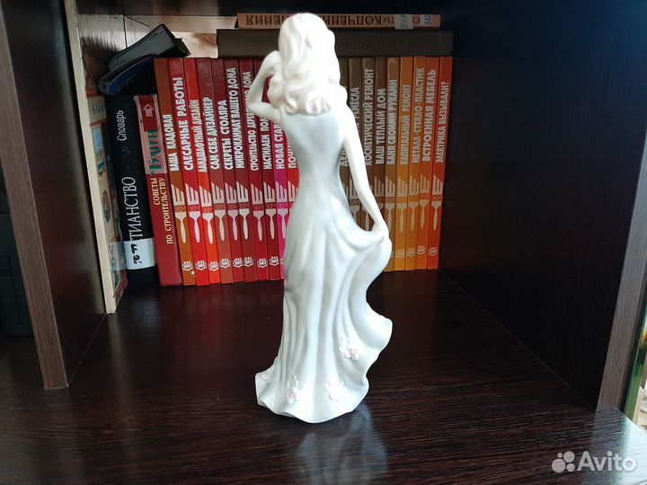 Статуэтка фарфоровая Барышня (3 п)