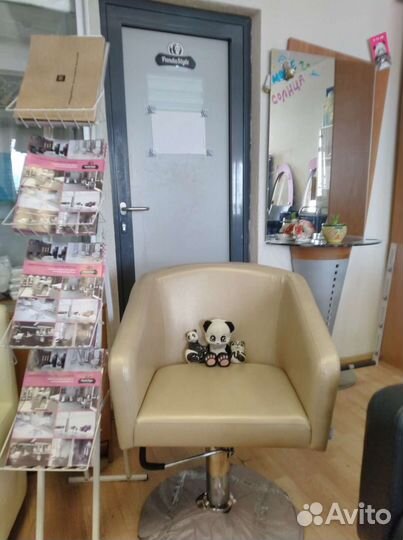 Парикмахерское кресло в цвете* золотой