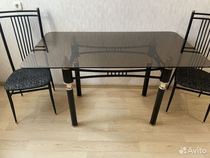 Стол со стульями