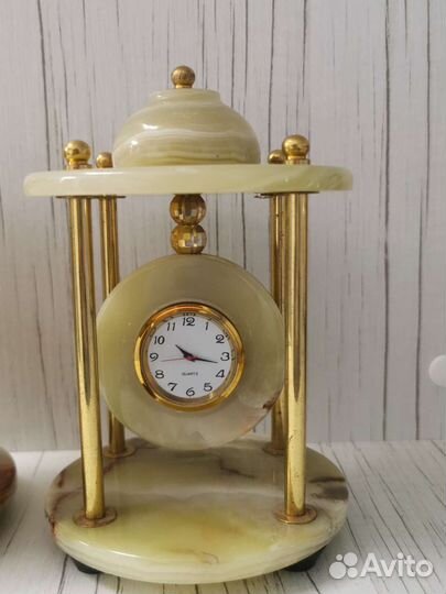 Беседка из оникса С часами