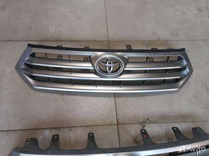 Решетка радиатора Toyota Highlander 10-13г