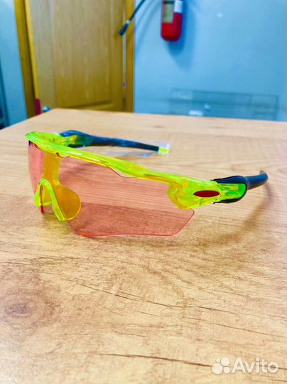 Розовые спортивные очки