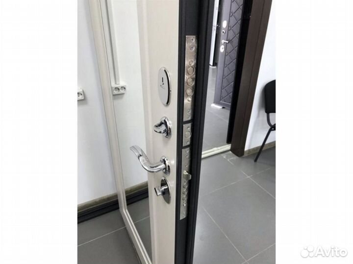 Дверь входная металлическая с зеркалом