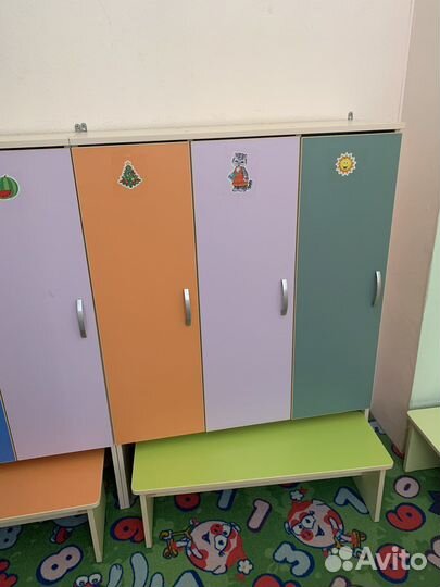 Шкафчик для детского сада трехместный с лавочкой