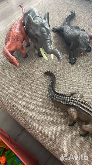 Фигурки животных и динозавров