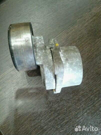 Ролик с натяжителем на Ниссан Премьера