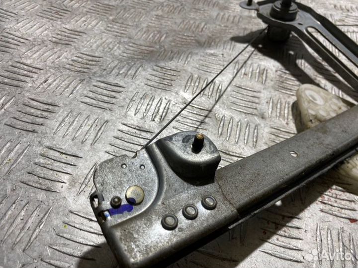 Стеклоподъемник передний правый Renault Logan