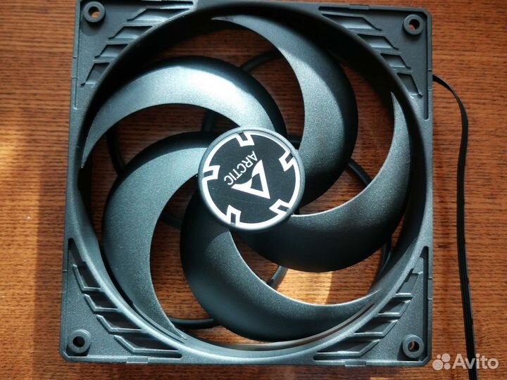 Вентилятор для корпуса 140 мм