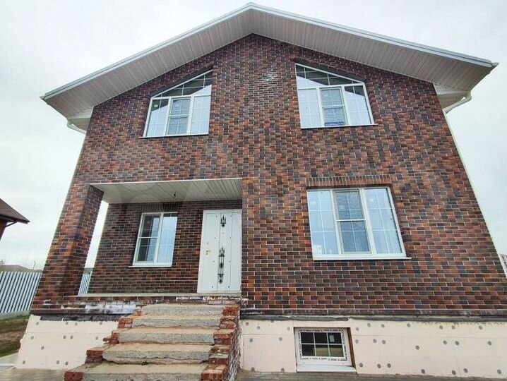 Коттедж 182 м² на участке 10 сот.