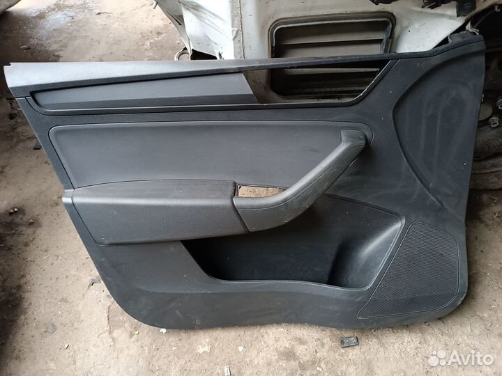 Обшивка передней левой двери Skoda Rapid