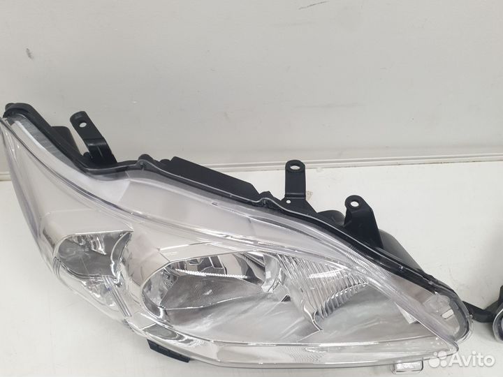 Правая фара Toyota corolla 10-12