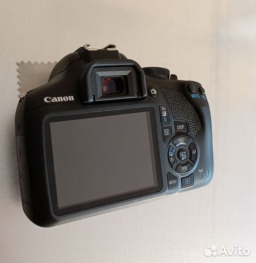 Зеркальный фотоаппарат Canon eos 2000d