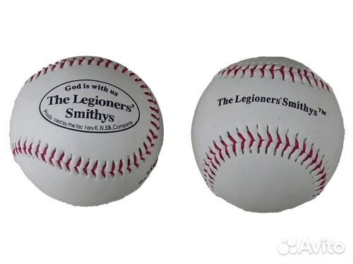 Бейсбольная бита, мяч и бейсбольная ловушка