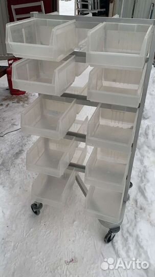 Стелаж с контейнерами на колесах