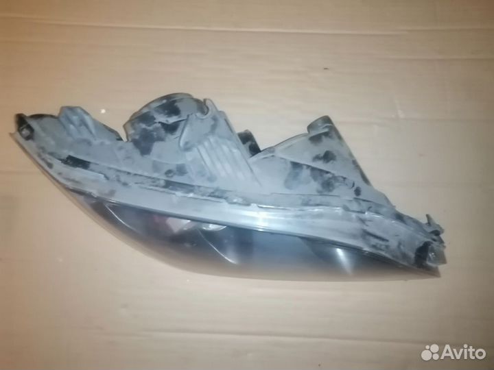 Фара Mazda Axela правая