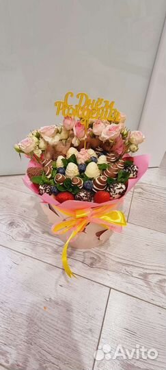 Букет из клубники в шоколаде и кустовой розы