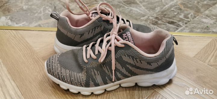 Кроссовки женские