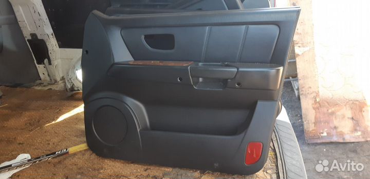 Обшивка двери Hyundai Terracan 82302H1040IW