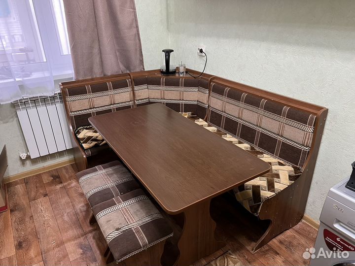 Кухонный гарнитур со столом, стульями, уголком.бу